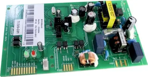 EWO-Board von Wolf, bestückt mit verschiedenen elektrischen Komponenten, darunter Widerstände, Kondensatoren und Relais, auf einer grünen Platine.